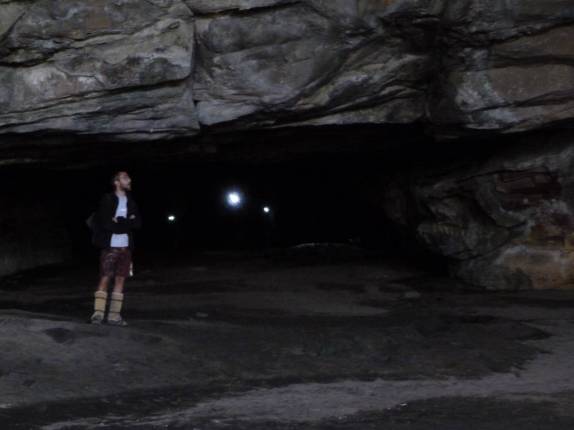 Caminhando na maior caverna de arenito do Brasil, a Aroe-Jari, na Chapada dos Guimarães, em Mato Grosso
